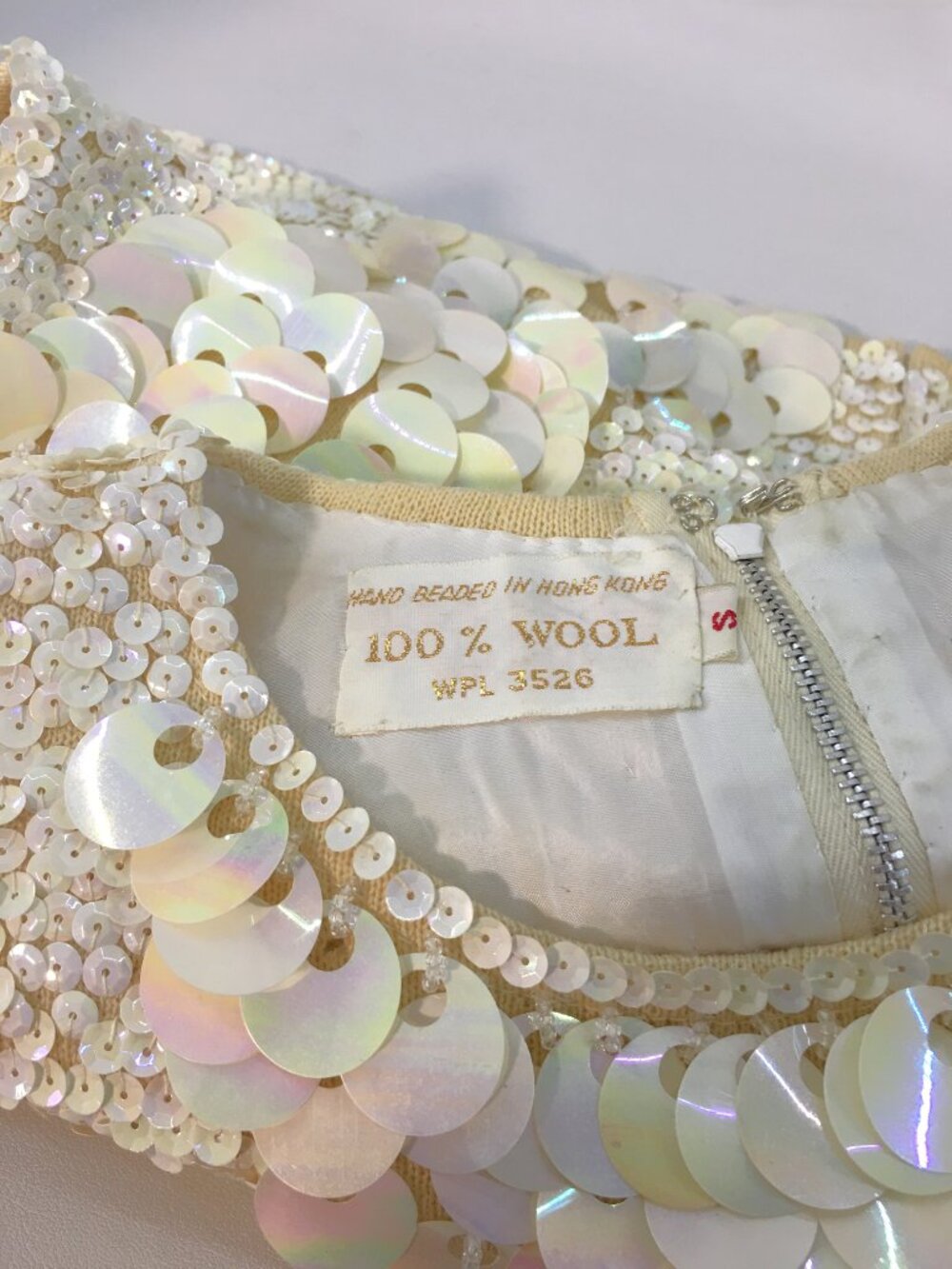 ✨ Vintage 60s Hand Beaded Sequin Wool Top Ivory Iridescent Paillette Tank ✨ - Picture 8 of 9